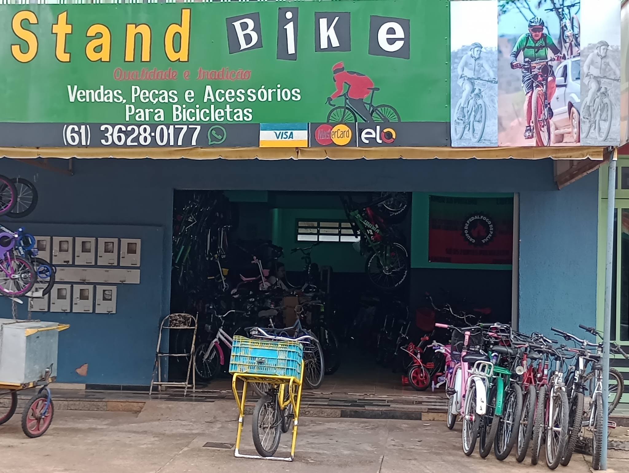 Fachada da loja Stand Bike, com bicicletas expostas na calçada